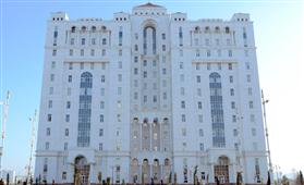 بناء مبنى فخم في تركمانستان.